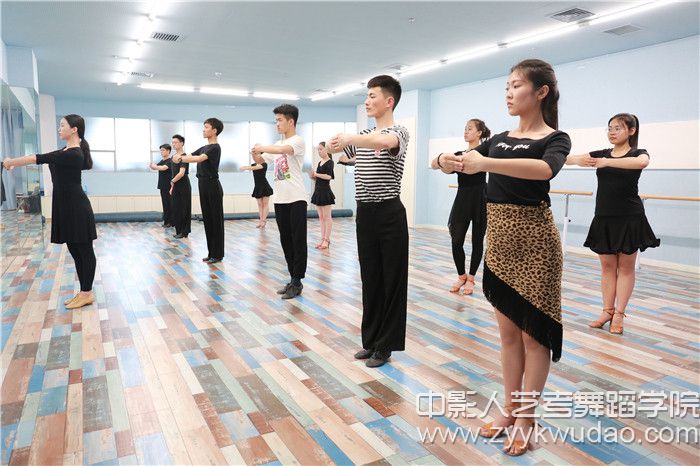 國標舞班上課場景4.jpg