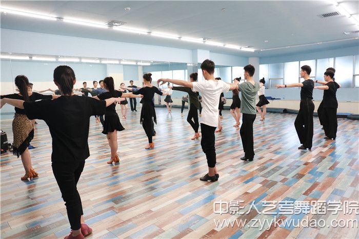國標舞班上課場景5.jpg