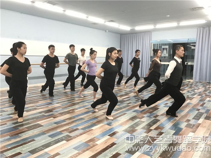 國標舞班上課場景2.jpg