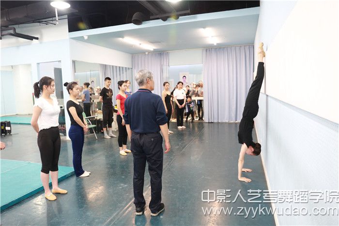 北京舞蹈學院副教授·北舞附中中國舞系技術技巧教研室高級講師姜振良教授指導授課.jpg