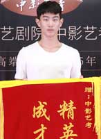 17屆軍藝舞蹈優(yōu)秀學(xué)員孔佑銘返校送錦旗