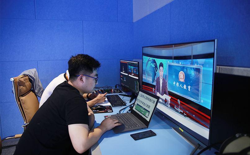 連線中國(guó)節(jié)目錄制現(xiàn)場(chǎng)