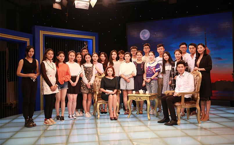 考生和央視朱迅合影