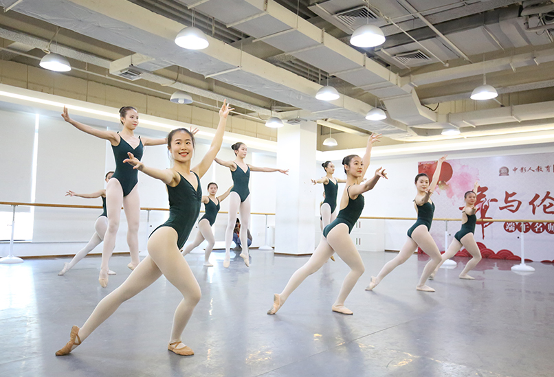 舞蹈培訓(xùn)班學(xué)員結(jié)課匯報(bào)下腰展示